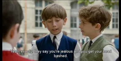 Comment s'appelle cet enfant qui a un pre agent de police ?