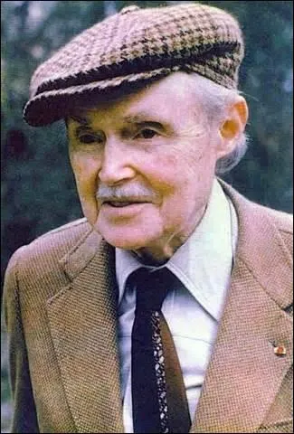 Je suis n le 29 novembre 1890  Decize (Nivre) et dcde le 8 septembre 1980  Alicante (Espagne). Romancier, pote et crivain de guerre, je suis l'hritier du ralisme, j'eus plusieurs distinction pour mon uvre comme le prix  Blumenthal  pour  Rmi des Rauches  en 1922, prix  Goncourt  pour  Raboliot  en 1925 et  Le Grand prix national des Lettres  pour l'ensemble de mon uvre en 1974 :
