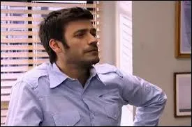 Qui est le professeur du studio qui devient directeur sous l'ordre d'Antonio avant de cder sa place au professeur de danse ?