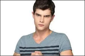 Dans la saison 2, un nouveau personnage tombe amoureux de Violetta, qui est-il ?