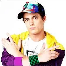 Comment se nomme le garon qui porte tout le temps des casquettes ?