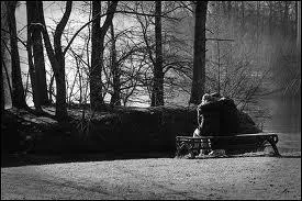 Qui chantait   Une simple histoire comme la ntre est de celles qu'on n'crira jamais ... . on s'est aim comme on se quitte  ?