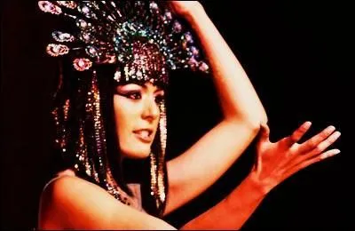 On peut considrer que Cloptre commence alors  construire sa lgende. Comment se serait-elle prsente  Csar ?