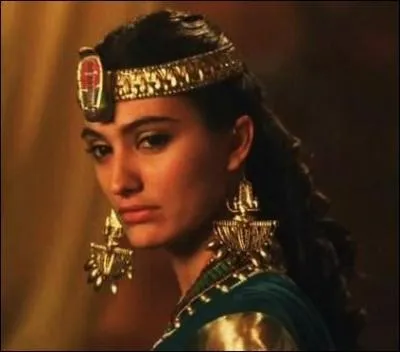 En -58, suite  des rvoltes de la population d'Alexandrie, Ptolme XII se rfugie  Rome. Qui est alors propuls(e) sur le trne ?