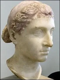 Cloptre n'est pas la premire de sa famille  s'appeler ainsi ! (ni la dernire, d'ailleurs). De nombreuses femmes ont port son nom avant elle. Quel est nom  numro  ?