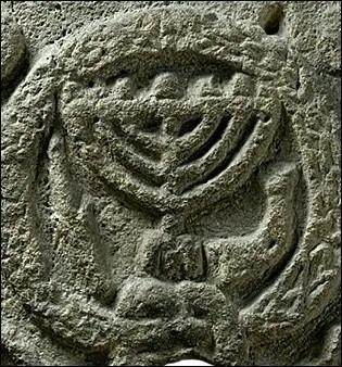 Dans le quartier est de la ville, habite une autre communaut, dont Cloptre aura tendance  se mfier dans le futur. Qui sont-ils ?