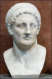 Nous avons donc fait le tour du cadre dans lequel nait Cléopâtre vers 69 avant J. C. Intéressons-nous donc au personnage en lui-même et à sa famille... À quelle dynastie appartient-elle ?