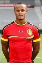 Capitaine des Diables Rouges et de Manchester City, il obtient avec eux le prix du meilleur joueur de Premier League en 2012. Considr comme l'un des tous meilleurs  son poste, il s'agit bien videmment de :