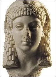 Comment s'appelle sa fille ane, qui prend sa place sur le trne, pendant qu'il s'enfuit chercher de l'aide  Rome ?