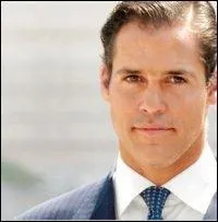 Mme si ceci est contest par d'autres familles, Louis de Bourbon est l'actuel prtendant au trne de France, hritier de la branche ane des Bourbons. Il prendrait le nom de Louis XX. Son pre tait le cousin germain d'un autre monarque europen. Lequel ?