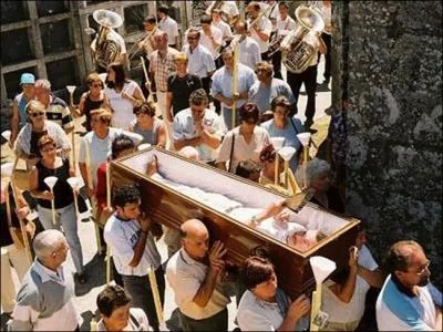 A prsent, restons srieux, on ne plaisante pas avec la mort ! Quoique ... Allez je vous emmne au Near-Death Festival, o vous pourrez faire le mort !