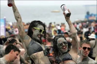 Vous n'tes pas en forme, vous vous sentez fatigu, dans ce cas je vous conseille le festival de la boue, il va rgnrer vos cellules et vous redonner la joie de vivre, alors prenez l'avion pour ...