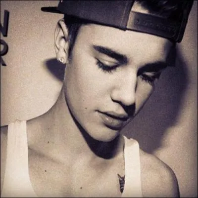 Quelle est cette chanson :  We're under pressure 7 billion people in the world tryna fit it / Keep it together / Smile on your face even though your heart is frowning.   ?