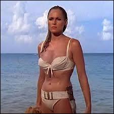 En 1962, quelle James Bond Girl marquait les esprits en sortant de l'eau en bikini ?