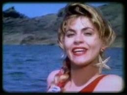 Quel groupe chantait  C'est l'amour à la plage (Aou cha-cha-cha). Et mes yeux dans tes yeux (Aou aou). Baisers et coquillages (Aou cha-cha-cha)...   en 1986 ?