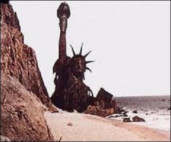 Quel film se termine sur une plage au pied de la statue de la liberté à moitié ensablée ?