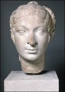 Contrairement au reste de sa famille, elle est l'une des seules Lagides a :