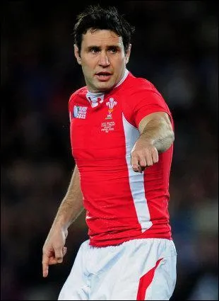 Ouvreur du Pays de Galles, j'ai t l'un des plus prolifiques joueurs de rugby de ce pays en accomplissant toujours de grandes performances. Fidle  la province galloise des Llanelli Scarlets, je compte deux Grands Chelems gagns avec le Pays de Galles en 2005 et 2008. Je suis :
