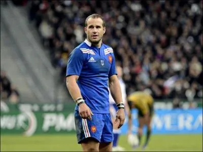 Joueur de rugby voluant au poste d'ouvreur ou  la mle, je suis l'un des ouvreurs franais les plus connus. Accdant  la clbrit sous le maillot du Stade Toulousain, j'ai galement jou sous le maillot des Natal Sharks. Je dtiens l'un des palmars les plus complets de ce sport auquel il ne manque que la Coupe du monde, je suis :