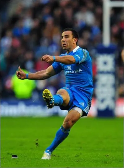 Demi-d'ouverture italien, je suis connu en France pour avoir jou  Brive. En concurrence avec l'ouvreur d'origine australienne Kristopher Burton pour le maillot de numro 10 en quipe nationale, je suis :