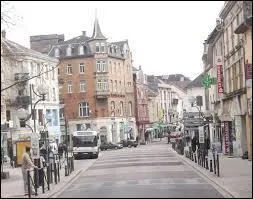 Je me rends  Hayange ( Moselle ). La ville est chef-lieu ...
