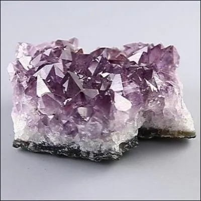 Quel est ce minral qui a aussi pour composition chimique : Silice, et qui fait aussi de trs beaux bijoux ?