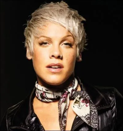 Par quoi est remplac le  i  dans le nom de la chanteuse Pink, traduisible par  rose  ?