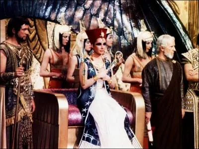 A quoi doit faire face Cloptre durant les annes -43, -42 et -41 ?