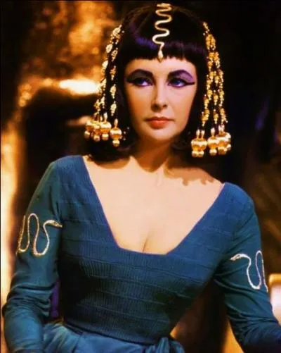 En quelle anne Cloptre rentre-t-elle en Egypte ?