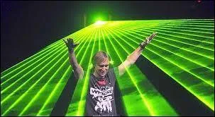 Il se lve en milieu d'aprs-midi, profite de la soire pour s'veiller et il est en pleine forme vers 1h du matin pour aller danser en bote jusqu'au lever du soleil...