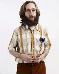 Il est passionn d'informatique et/ou d'lectronique. Il passe beaucoup d'heures devant un cran et il adore les nouvelles technologies...