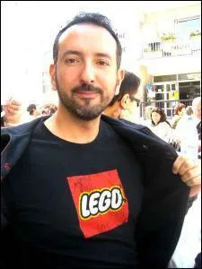 Il refuse de grandir, c'est un  grand  enfant ou un adolescent  attard . Il a conserv des comportements qui ne sont plus de son ge et il n'assume pas toutes ses responsabilits...