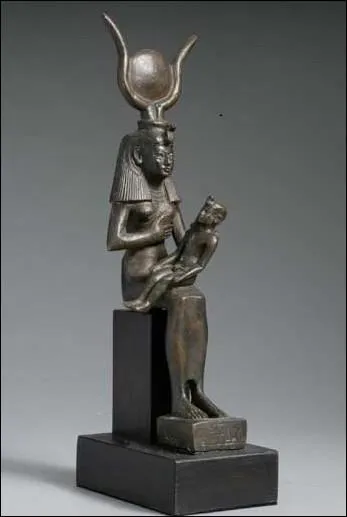  quelle divinit gyptienne, fils d'Isis selon la lgende, Cloptre associe-t-elle immdiatement son premier-n afin de le faire lgitimer du peuple et des prtres gyptiens ?