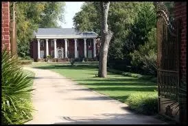 A qui appartient cette maison ?