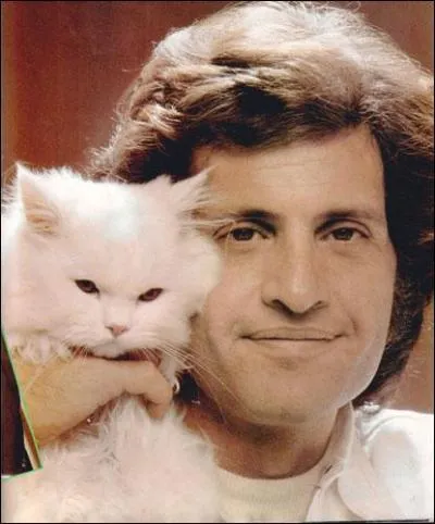 Il a repris une chanson de Joe Dassin : Salut les amoureux !