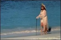 Qui est l'auteur de  La vieille qui marchait dans la mer  ?