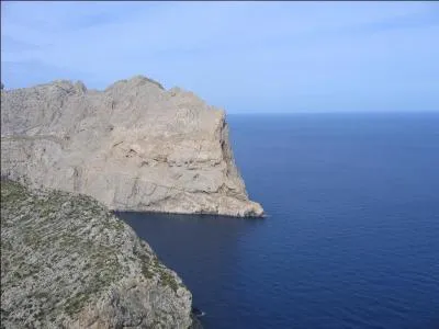 Qui a crit les paroles de la chanson   La mer  interprte par Charles Trenet ?