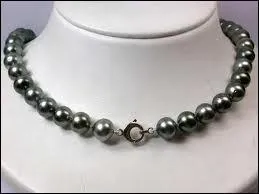Voici un collier de perles noires :