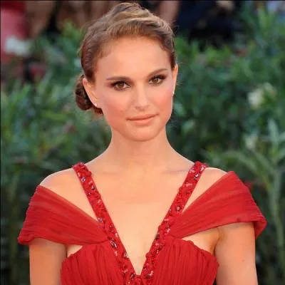 Qui est cette blonde ?