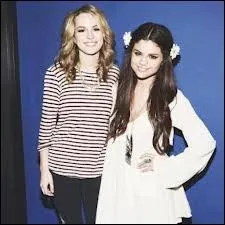 Comment s'appelle la star  droite d'elle ?