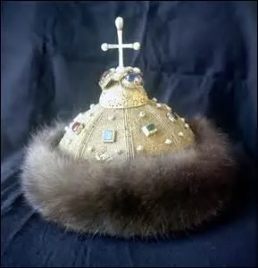 Dans l'épisode "La couronne du Tsar" qui se passe en 1913, l'empereur Nicolas II de Russie propose, pour conforter l'amitié franco-russe, d'organiser une exposition sur la Russie dont le trésor serait la couronne dynastique. Quel est le nom du prince russe en charge de la surveillance de ce joyau ?