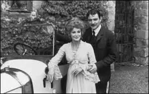 Dans l'épisode "L'ère de la calomnie" qui se déroule en 1914, un député renommé par sa droiture et son inflexibilité est accusé de calomnie. Comment se nomme-t-il ?