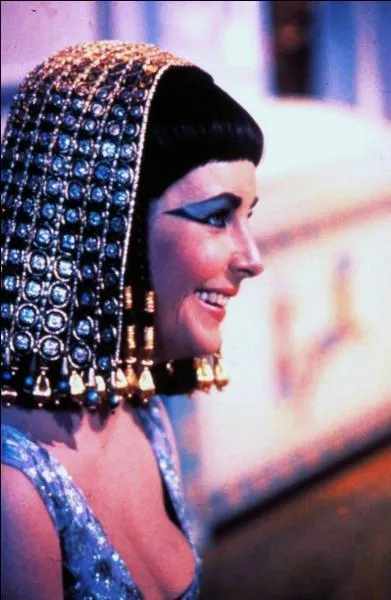 Cloptre aurait alors dit  Marc-Antoine :  Grand gnral, laisse-nous la ligne,  nous qui rgnons sur Pharos et Canope ; ta pche  toi, ce sont ...