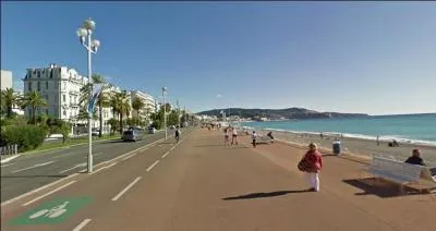 Ici, une avenue qui longe le bord de la mer mditerrane :