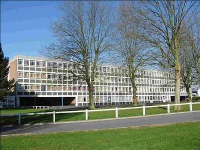 Dans le tome 1, comment s'appelle l'internat o va Percy ?