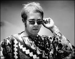 Sir Elton John est n sous le nom de...