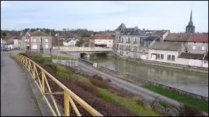 La commune de Varennes-en-Argonne ( Meuse ) est chef-lieu ...