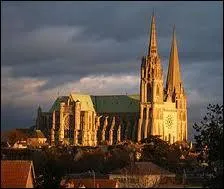 Nous allons  Chartres ( Eure-et-Loir) , ville connue pour sa cathdrale. Cette vile est d'ailleurs chef-lieu ...