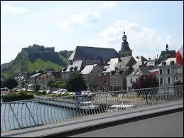Je vais  Givet ( Ardennes ), o la ville est chef-lieu ...