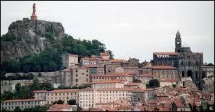 Je vais vous faire visiter la ville du Puy-en-Velay ( Haute-Loire ). Elle est chef-lieu ...